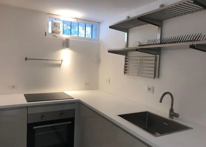 Hébergement de vacances Large Taverna 2br 2ba Steps To Lift Full Kitchen